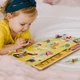 Háziállatos hangutánzó puzzle-val játszó gyerek