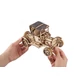 UGEARS T-modell kézben