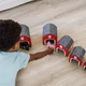 Melissa and Doug ólsorolóval játszó kisfiú