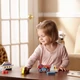 Melissa and Doug járműves kirakóval játszó gyermek