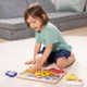 Melissa and Doug munkagépes kirakóval játszó gyermek