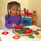 Melissa and Doug textil pizzával játszó gyermek