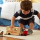 Melissa and Doug lószállító fa teherautóval játszó gyermek
