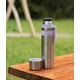 Boddels HEET termosz 700ml levendulakék asztalon
