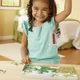 Melissa and Doug mágneses lepkehálós játékkal játszó kisgyerek