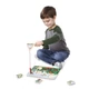 Melissa and Doug mágneses formakeresővel játszó kisfiú
